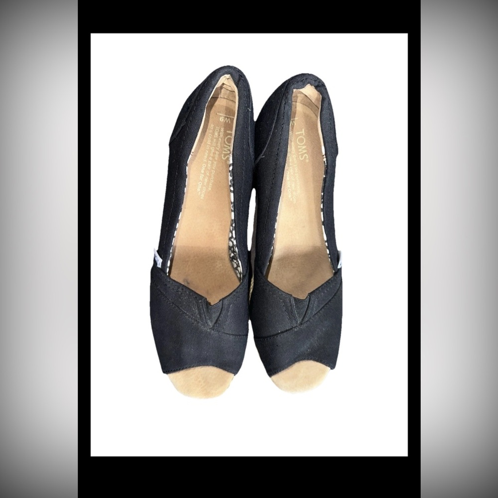 TOMS Women's Black and Tan Flats